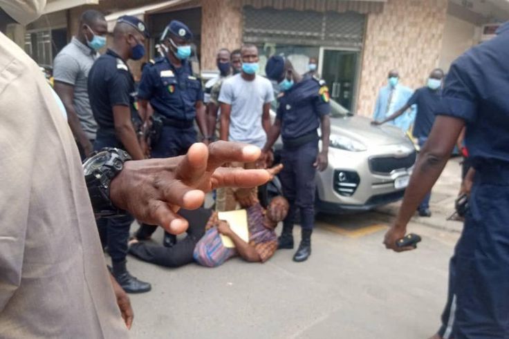 GUY MARIUS SAGNA ARRÊTÉ DEVANT LA PRÉFECTURE DE DAKAR