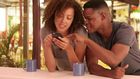 5 signes que quelqu'un vous aime plus qu'un simple ami