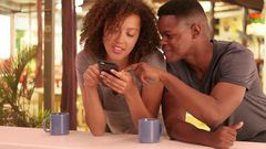 5 signes que quelqu'un vous aime plus qu'un simple ami