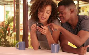 5 signes que quelqu'un vous aime plus qu'un simple ami