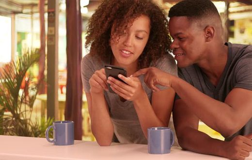 5 signes que quelqu'un vous aime plus qu'un simple ami