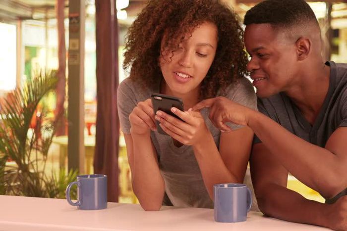 5 signes que quelqu'un vous aime plus qu'un simple ami