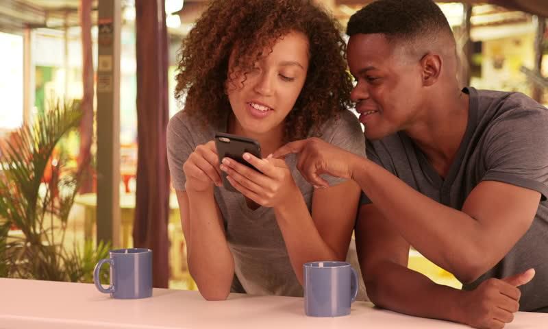 5 signes que quelqu'un vous aime plus qu'un simple ami