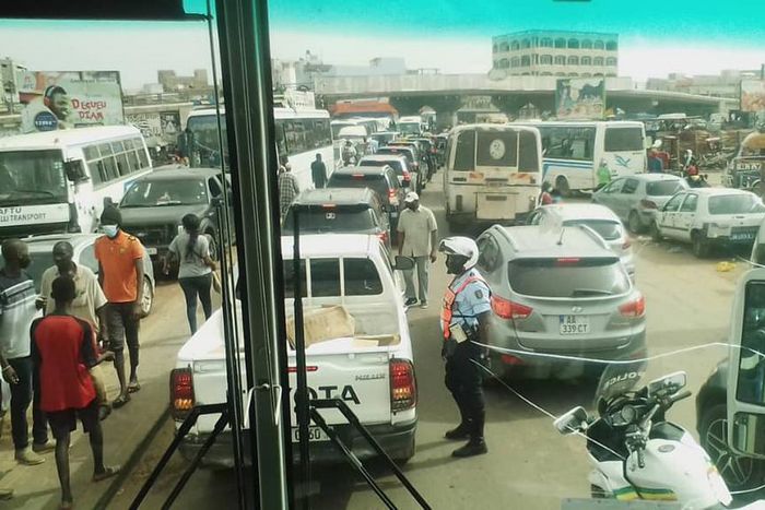 l'autoroute à péage barré par des émeutiers