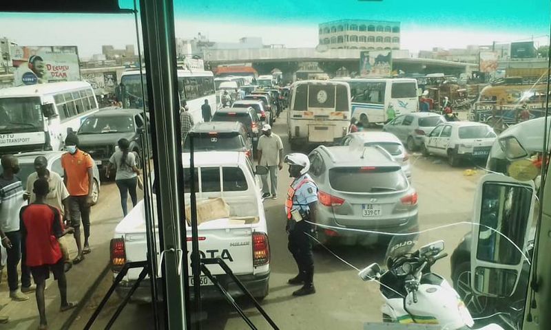 l'autoroute à péage barré par des émeutiers