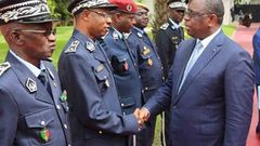 Commissaire Sangharé échange une poignée de main avec le Président Macky Sall