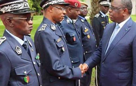 Commissaire Sangharé échange une poignée de main avec le Président Macky Sall