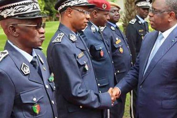 Commissaire Sangharé échange une poignée de main avec le Président Macky Sall