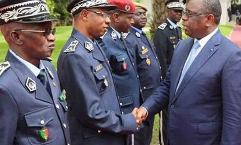 Commissaire Sangharé échange une poignée de main avec le Président Macky Sall