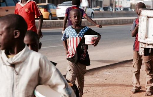 un groupe de talibés dans la rue