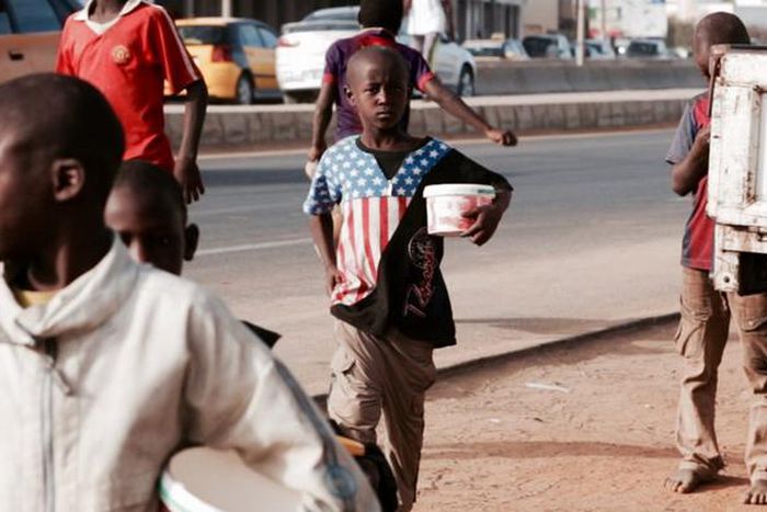 un groupe de talibés dans la rue
