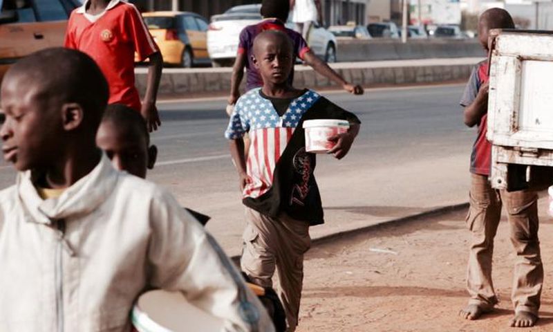un groupe de talibés dans la rue