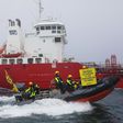 greenpeace intercepte un navire