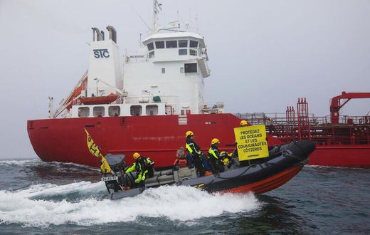 greenpeace intercepte un navire
