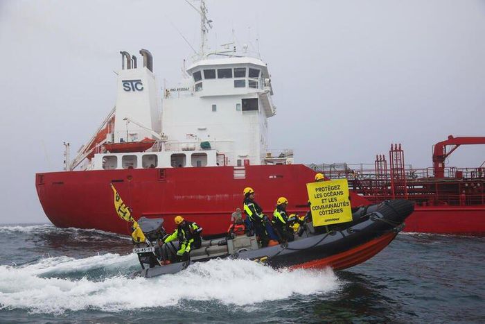 greenpeace intercepte un navire