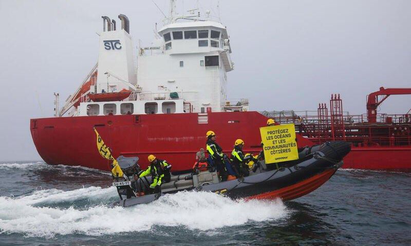 greenpeace intercepte un navire
