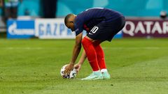 Euro 2020 - Kylian Mbappé pose son ballon s'apprete à transformer un tir au but lors de France-Suisse