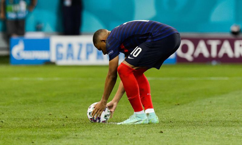Euro 2020 - Kylian Mbappé pose son ballon s'apprete à transformer un tir au but lors de France-Suisse