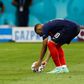 Euro 2020 - Kylian Mbappé pose son ballon s'apprete à transformer un tir au but lors de France-Suisse