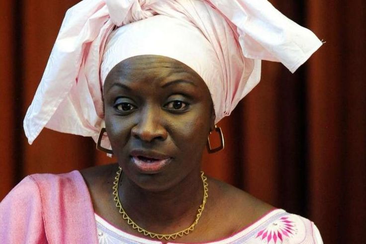 Mimi traite Idy de « vieux jeu »