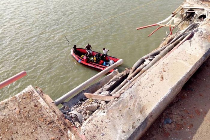 En août 2019 un accident similaire avait eu lieu sur le pont Emile Badiane le bilan faisait état d'une personne décédée et deux autres portées disparues