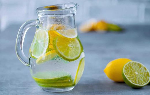 L'eau au citron comporte de nombreuses vertus