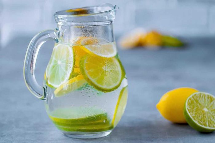 L'eau au citron comporte de nombreuses vertus