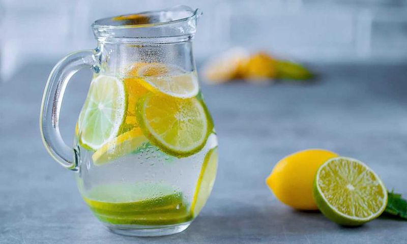 L'eau au citron comporte de nombreuses vertus
