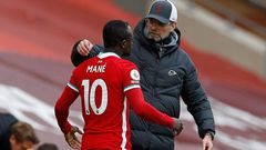 Liverpool manager Jurgen Klopp speaks with Sadio Mane
