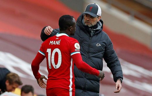 Liverpool manager Jurgen Klopp speaks with Sadio Mane