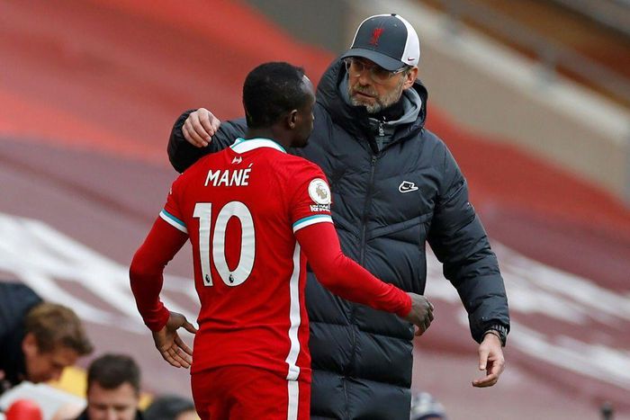 Liverpool manager Jurgen Klopp speaks with Sadio Mane