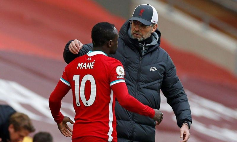 Liverpool manager Jurgen Klopp speaks with Sadio Mane