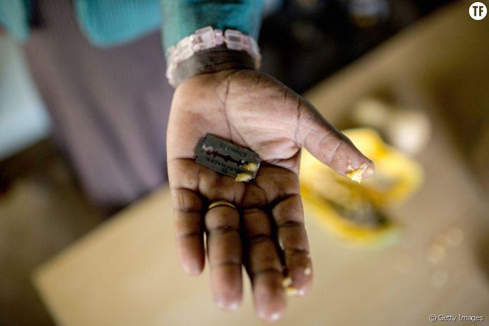 Une-exciseuse-kenyane-montre-le-rasoir-illustration