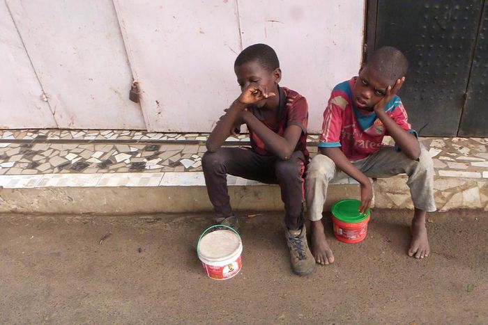 Deux talibés assis sur u perron