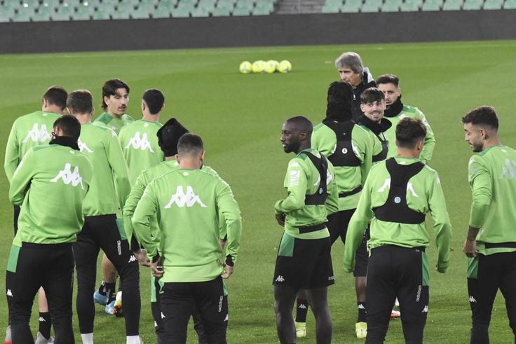 Youssouf Sabaly avec ses coéquipiers du Bétis