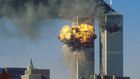 das-world-trade-center-steht-in-flammen-zwei-passagierflugzeuge-sind-am-11-september-2001-in-die-beiden-tuerme-gekracht-etwa-3000-menschen-starben
