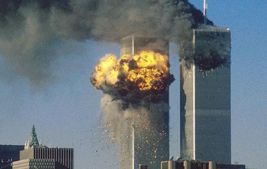 das-world-trade-center-steht-in-flammen-zwei-passagierflugzeuge-sind-am-11-september-2001-in-die-beiden-tuerme-gekracht-etwa-3000-menschen-starben