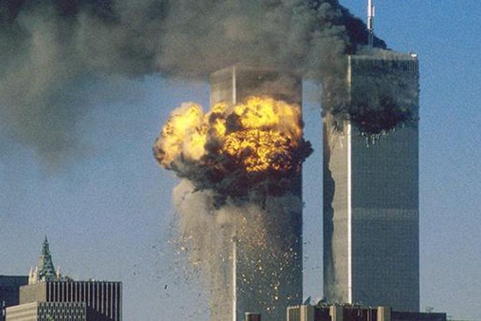 das-world-trade-center-steht-in-flammen-zwei-passagierflugzeuge-sind-am-11-september-2001-in-die-beiden-tuerme-gekracht-etwa-3000-menschen-starben
