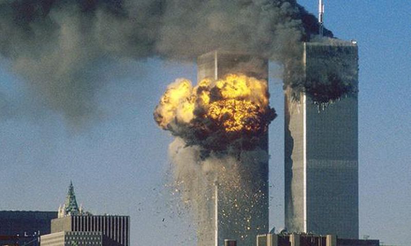 das-world-trade-center-steht-in-flammen-zwei-passagierflugzeuge-sind-am-11-september-2001-in-die-beiden-tuerme-gekracht-etwa-3000-menschen-starben