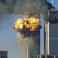das-world-trade-center-steht-in-flammen-zwei-passagierflugzeuge-sind-am-11-september-2001-in-die-beiden-tuerme-gekracht-etwa-3000-menschen-starben