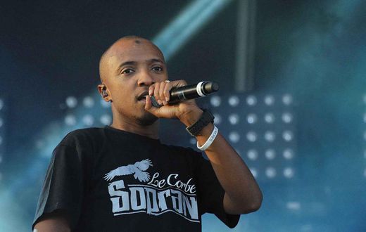 Le rappeur Soprano a une tâche de prière sur le front