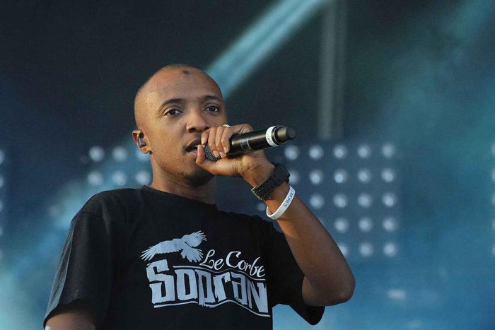 Le rappeur Soprano a une tâche de prière sur le front