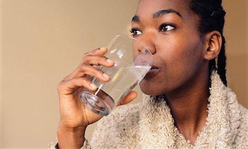 L'eau salée tiède ou de vinaigre n'empêchent pas l'infection au coronavirus, selon les experts de la santé. Pulse