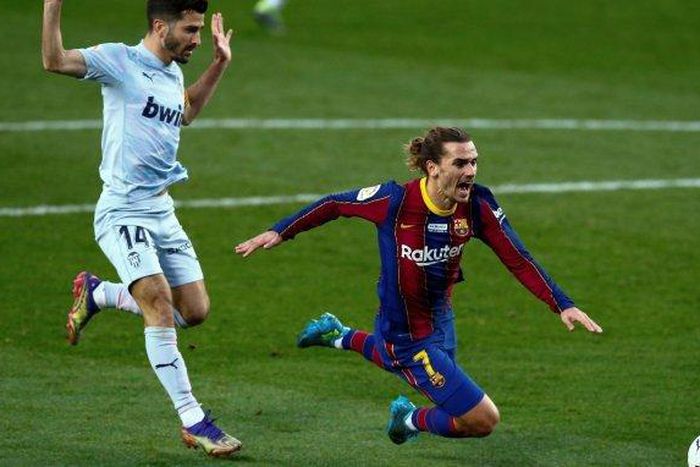 Antoine Griezmann bouscoulé par José Gaya