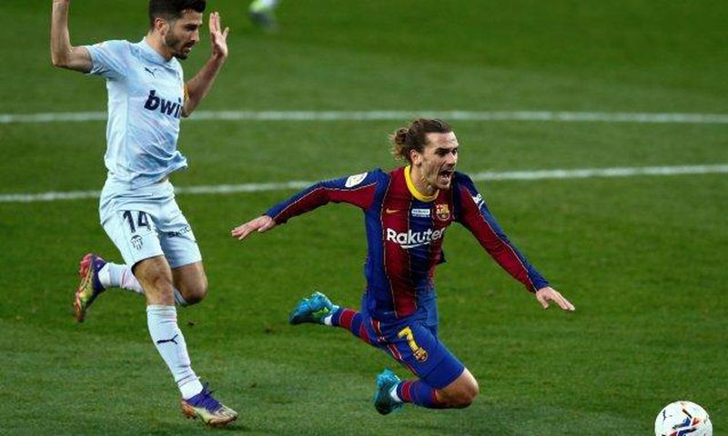 Antoine Griezmann bouscoulé par José Gaya