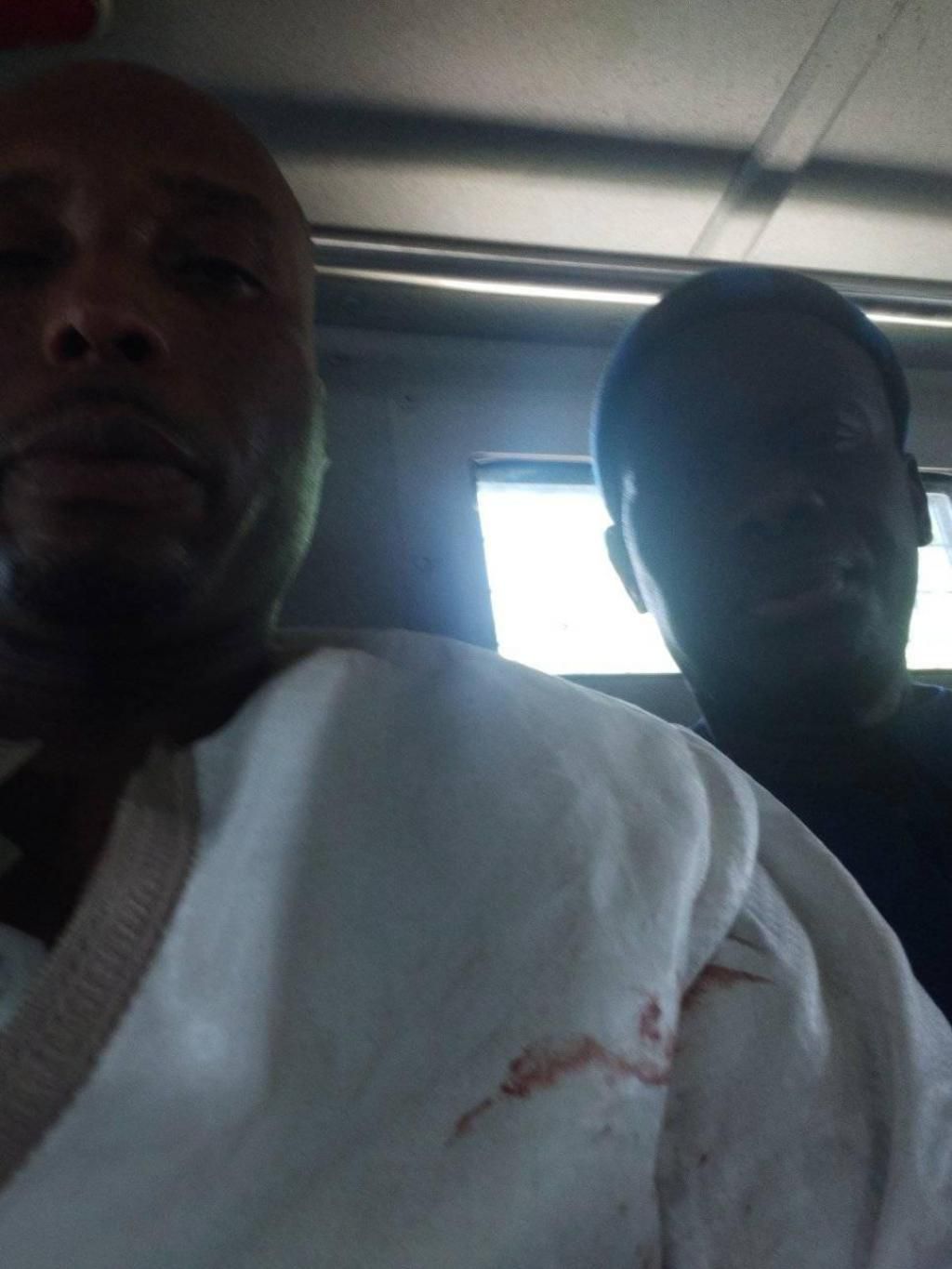 Barth Sonko et Gackou dans le fourgon de la police