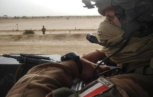 Les militaires français, comme celui assurant la sécurité d'un convoi, ont été déployés pendant huit ans au Mali dans trois opérations successives, Serval, Epervier et Barkhane
