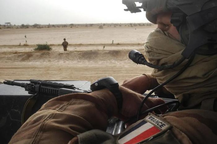 Les militaires français, comme celui assurant la sécurité d'un convoi, ont été déployés pendant huit ans au Mali dans trois opérations successives, Serval, Epervier et Barkhane