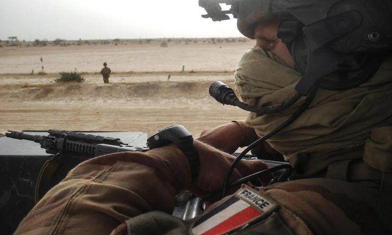 Les militaires français, comme celui assurant la sécurité d'un convoi, ont été déployés pendant huit ans au Mali dans trois opérations successives, Serval, Epervier et Barkhane