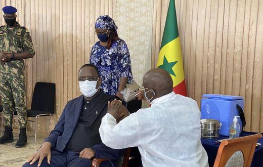 Macky Sall se vaccine contre la Covid-19